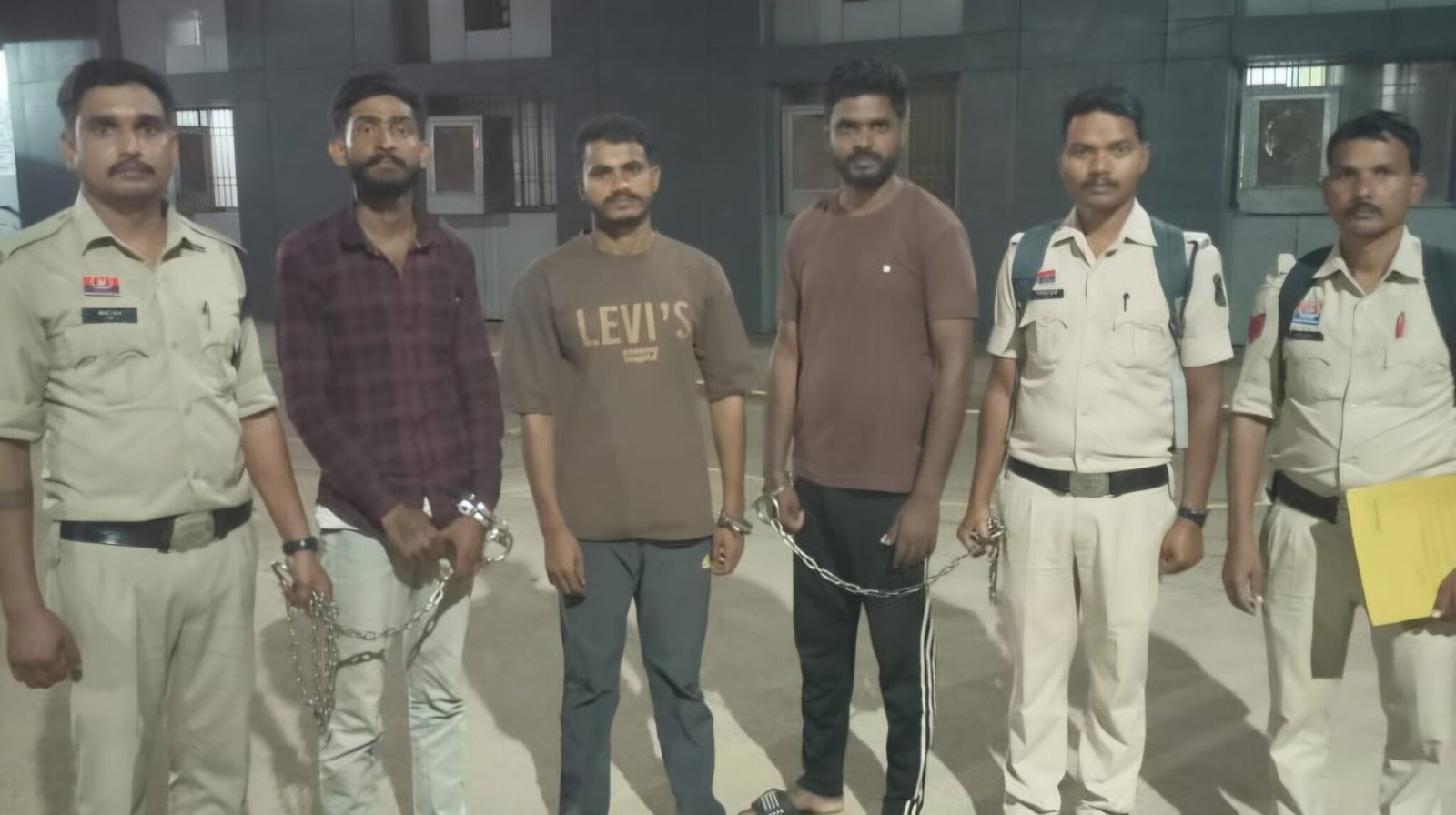 शिक्षक से उगाही का आरोप, यूट्यूबर दीपक यादव पर पुलिस का शिकंजा; दो सहयोगी जेल में
